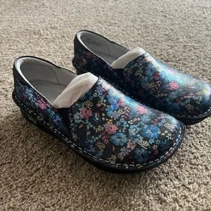 NWT Algeria Nursing Shoes